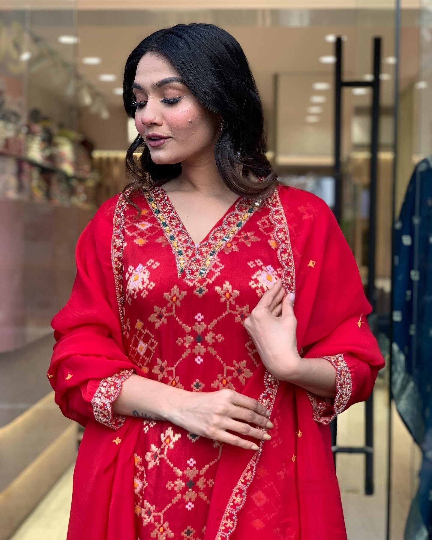 Patola Banarasi Viscose Nylon Jacquard Kurti With Silk Pant And Organza Dupatta